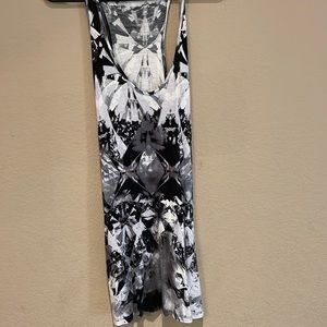 This is a supper cute early 2000s medium hot tipis tank top